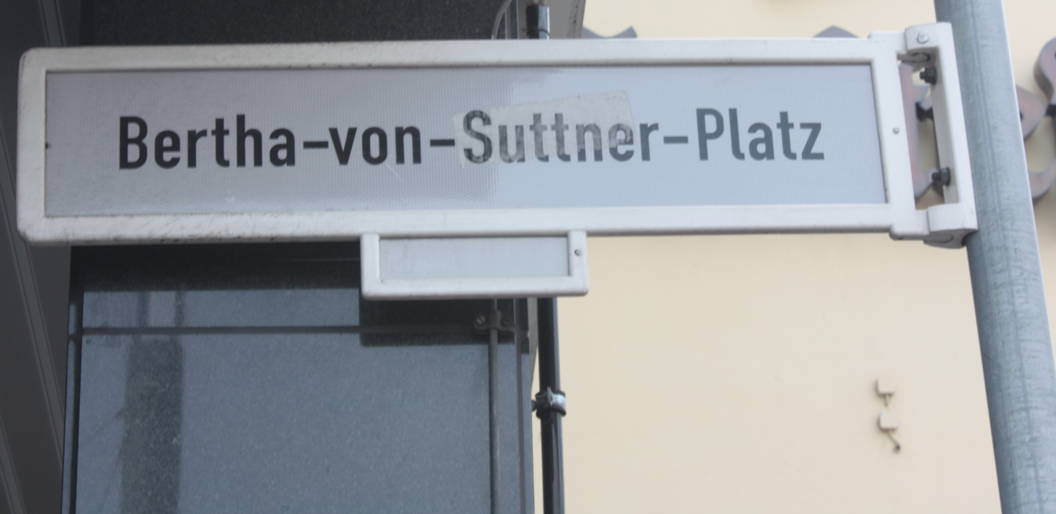 Straßenschild am Bertha-von-Suttner-Platz in Bonn