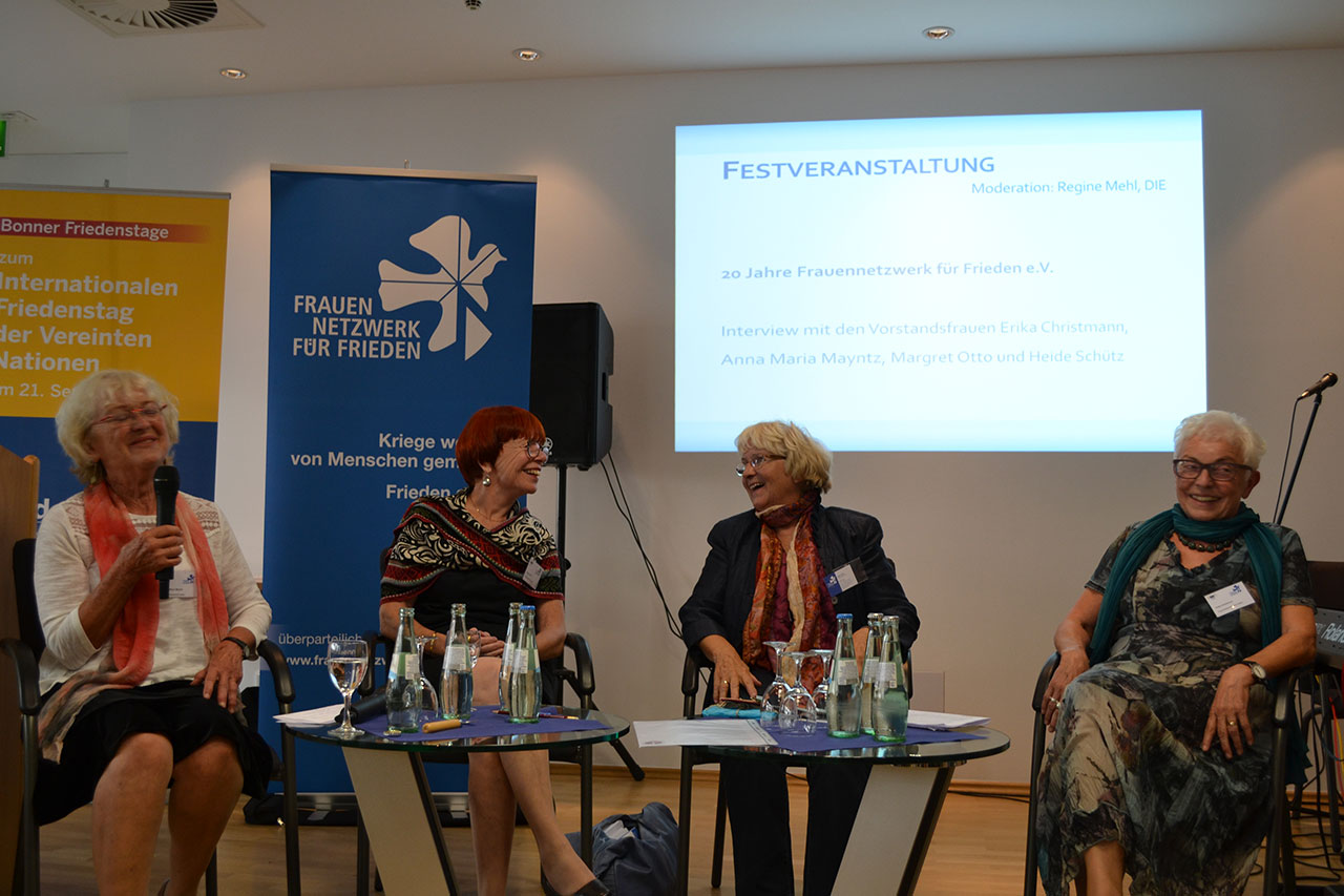 Die Vorstandsvorsitzenden v.l. Anna Maria Mayntz, Margret Otto,Margret, Heide Schütz und Erika Christmann in angeregter Diskussion über ihre ganz persönlichen Beweggründe für ihr Friedensengagement.