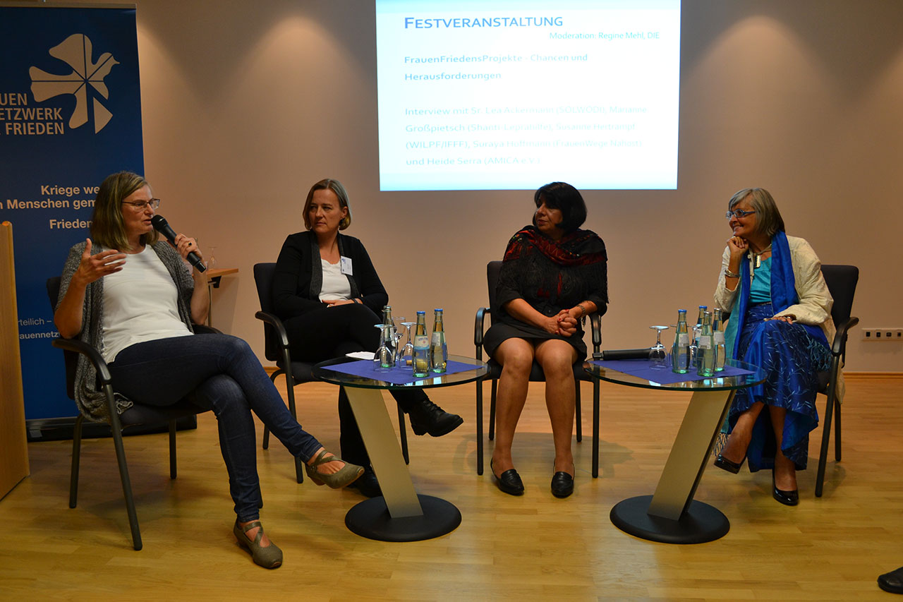  Interviewrunde mit Susanne Hertrampf (WILPF/IFFF), Heide Serra (AMICA e.V.), Suraya Hoffmann (FrauenWege Nahost) und Marianne Großpietsch (Shanti Leprahilfe).