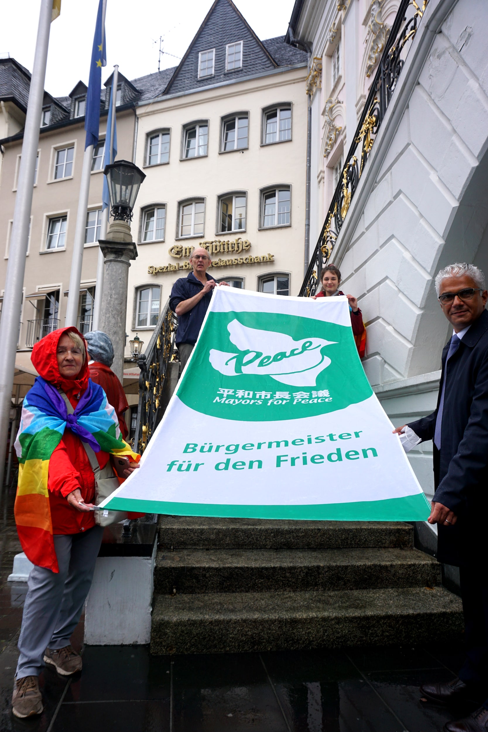 Flaggentag Mayor for Peace vor dem Alten Rathaus