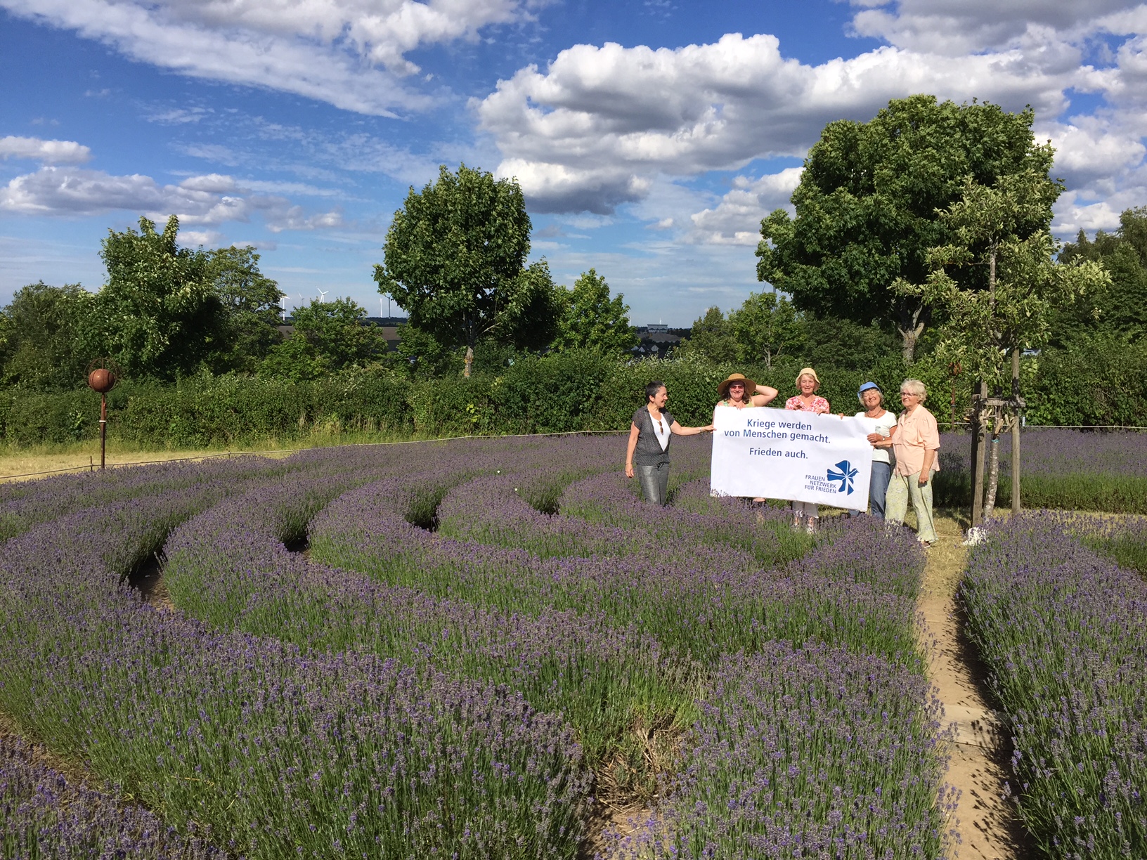 Besuch des Frauennetzwerks für Frieden des Lavendellabyrinths in Kastellaun
