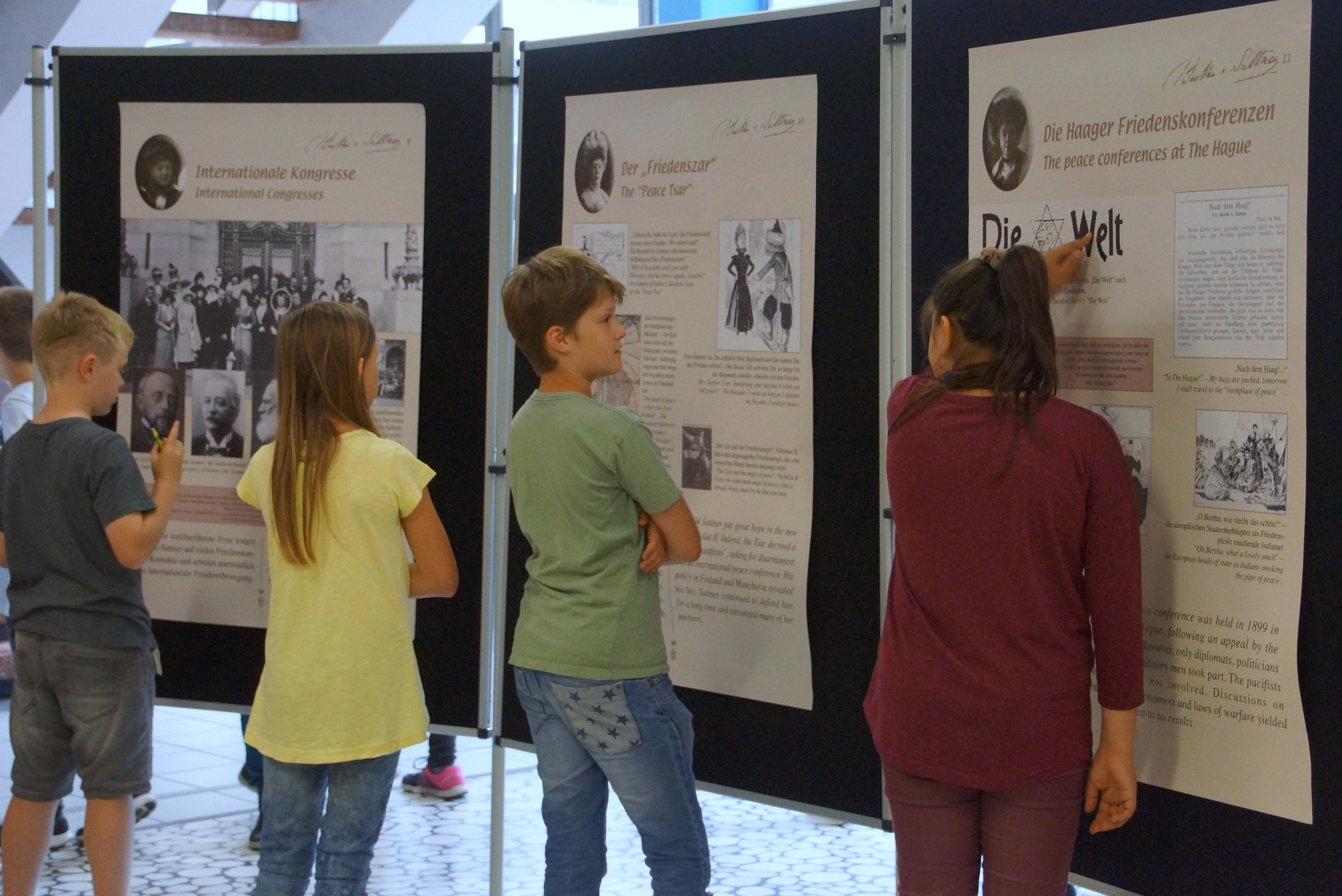 SchülerInnen des Bertha-von-Suttner-Gymnasiums Oberhausen vor der Bertha-Ausstellung