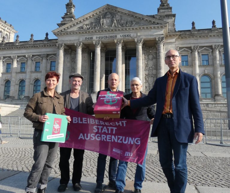 Petitionsübergabe Bleibrecht statt Ausgrenzung