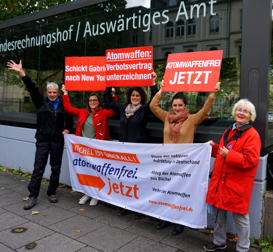 atomwaffenverbotsvertrag beitreten fotoaktion vor auswrtigem amt in bonn 37148382102 o