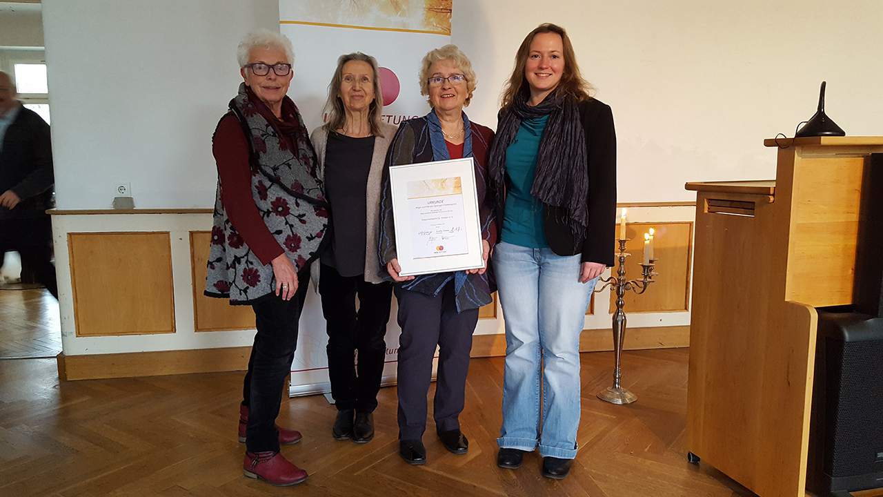 Foto: FNF; Die FNF-Preisträgerinnen v.l.n.r.: Erika Christmann (2. stellv. Vorsitzende FNF), Helga Sprenger (Vorsitzende INTA-Stiftung), Heide Schütz (Vorsitzende FNF) und Elise Kopper (Mitarbeiterin FNF)