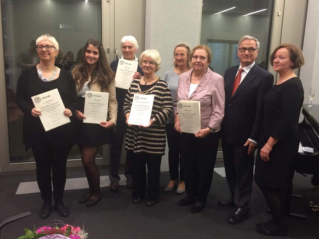 Foto: FNF; Die Preisträgerinnen der Stiftung Else Mayer 2015, unter ihnen Heide Schütz für das FNF  (Mitte, im gestreiften Shirt), zusammen mit den Vorstandsmitgliedern der Stiftung