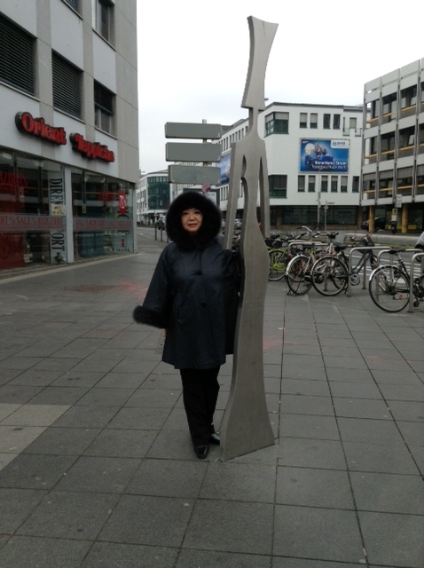 Tsuneko Ipp an der Bertha von Suttner Stele