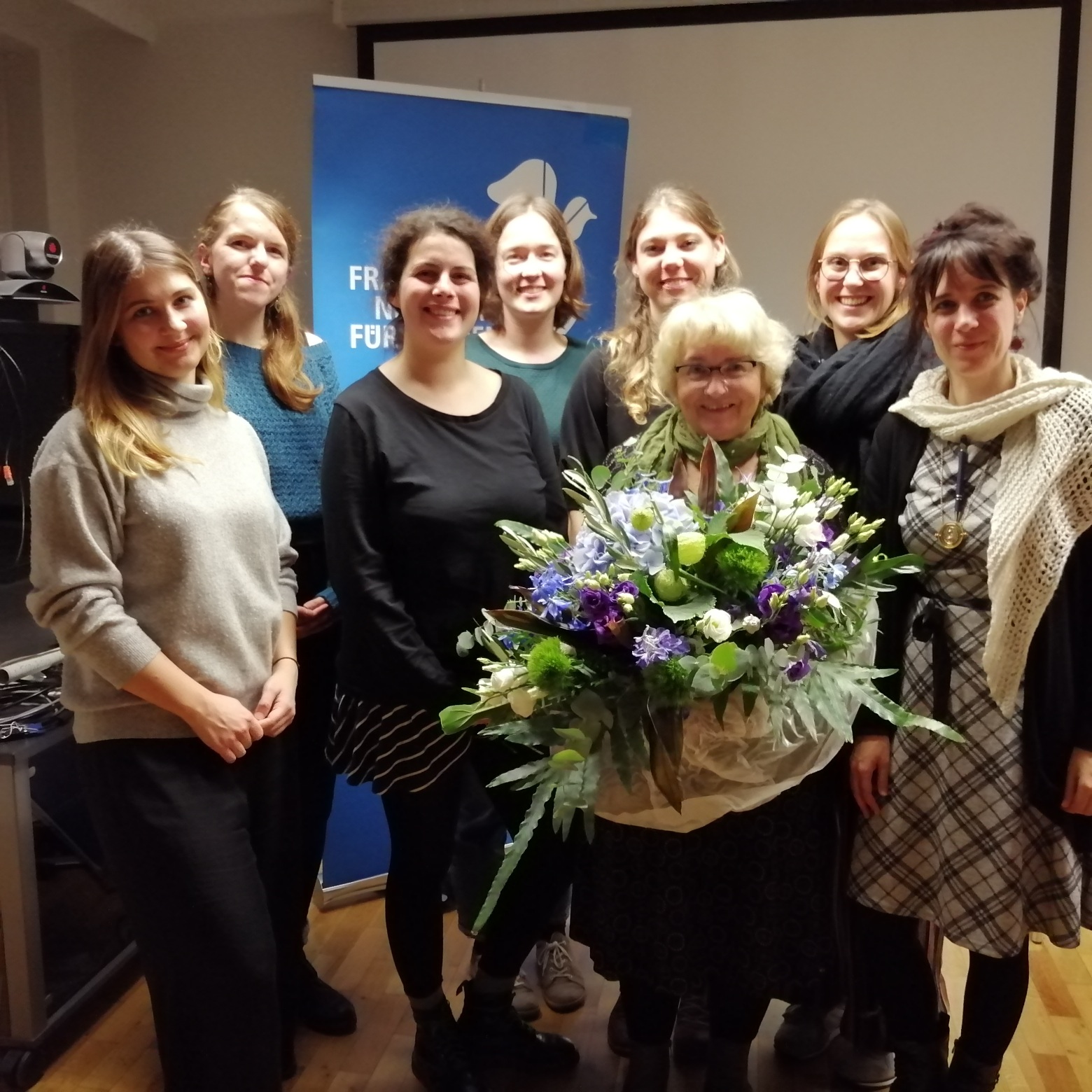 Heide Schütz mit den ehemaligen Praktikantinnen