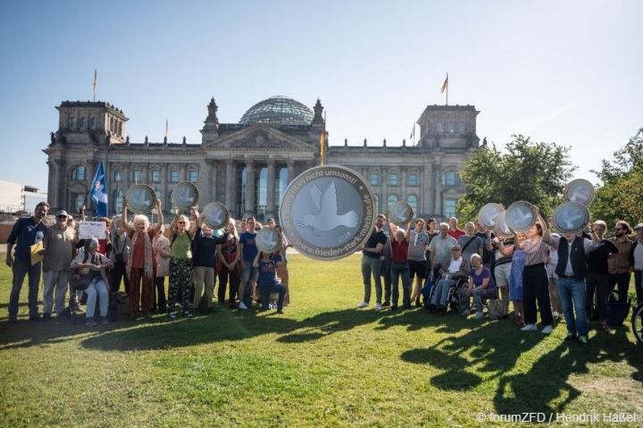 Protestaktion Euromünzen Forum Ziviler Friedensdienst